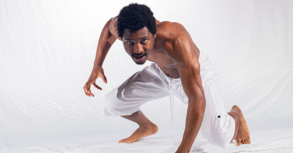 O grupo de teatro Dallas conta a história dos escravos africanos que inventaram a capoeira