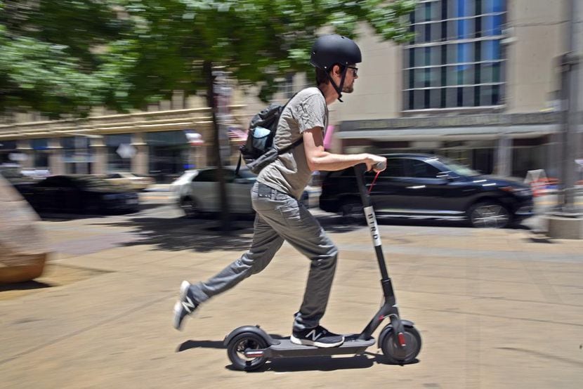 Justin Pierce, de 31 años, estrena un scooter de Bird, empresa que regaló cascos a sus...