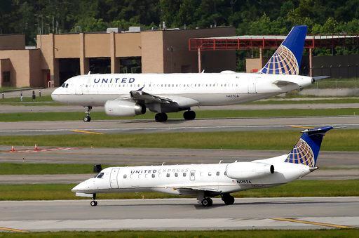 En esta foto de julio de 2015, un avión de United Airlines se prepara para despegar del...