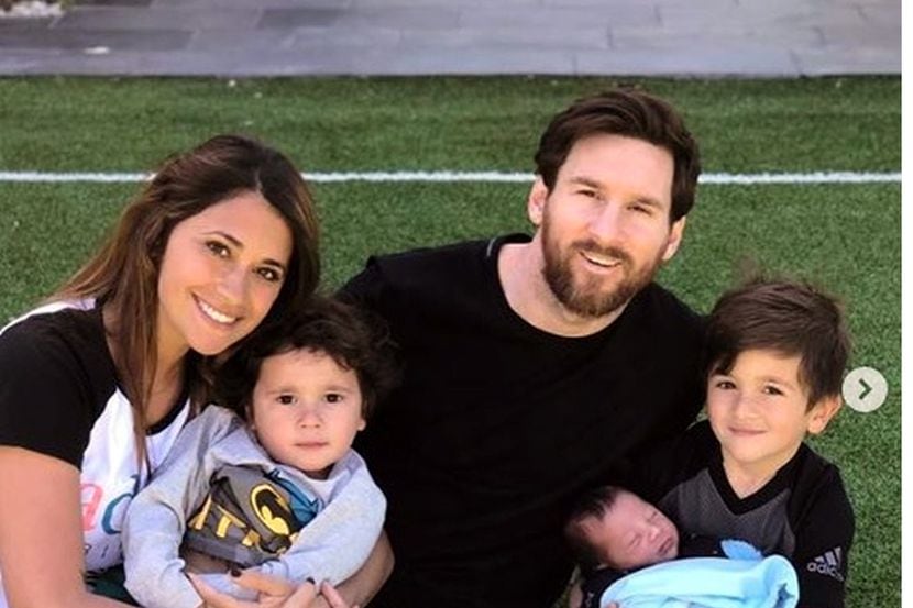 Leonel Messi (centro der.), delantero del Barcelona, y su esposa Antonela Rocuzzo (izq.) le...