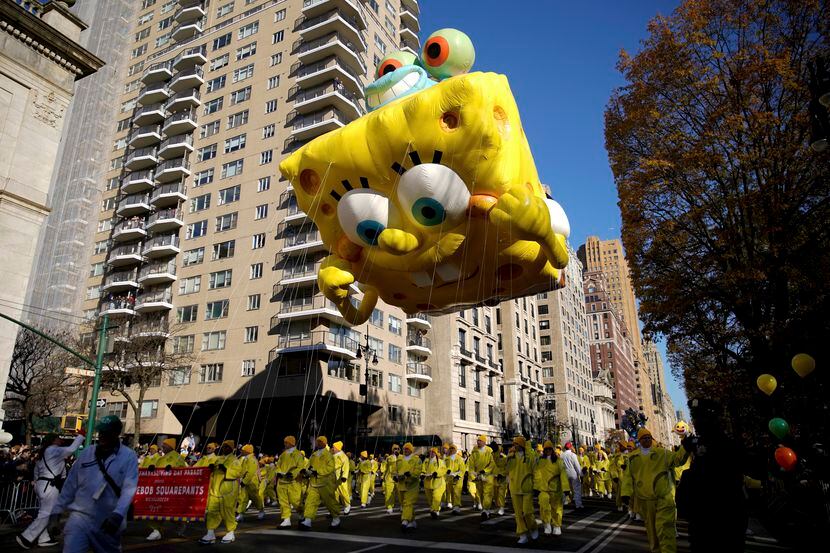 ARCHIVO - El globo de Bob Esponja se alza sobre la avenida Central Park West durante el...