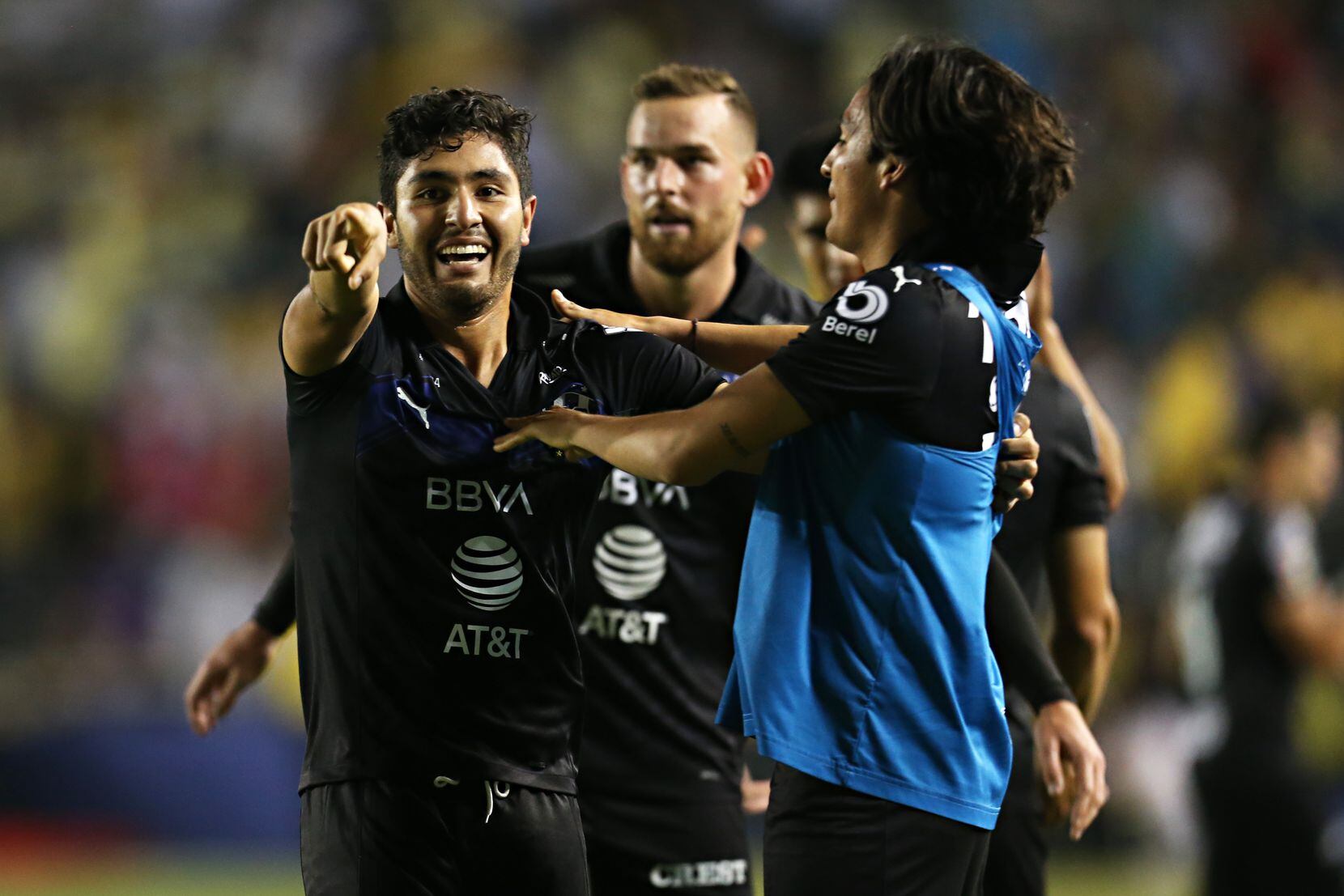 Jaziel Martínez (izq) es felicitado por sus compañeros tras marcar el segundo gol de Rayados...