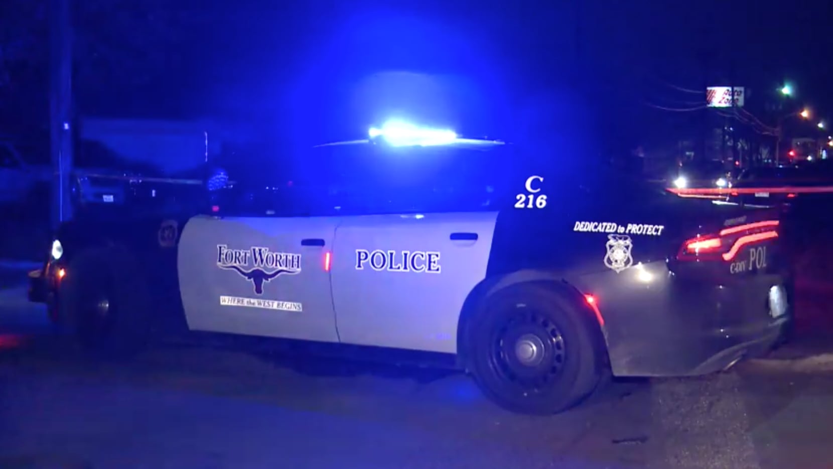 La policía llegó a la escena del accidente el lunes por la noche en Fort Worth.