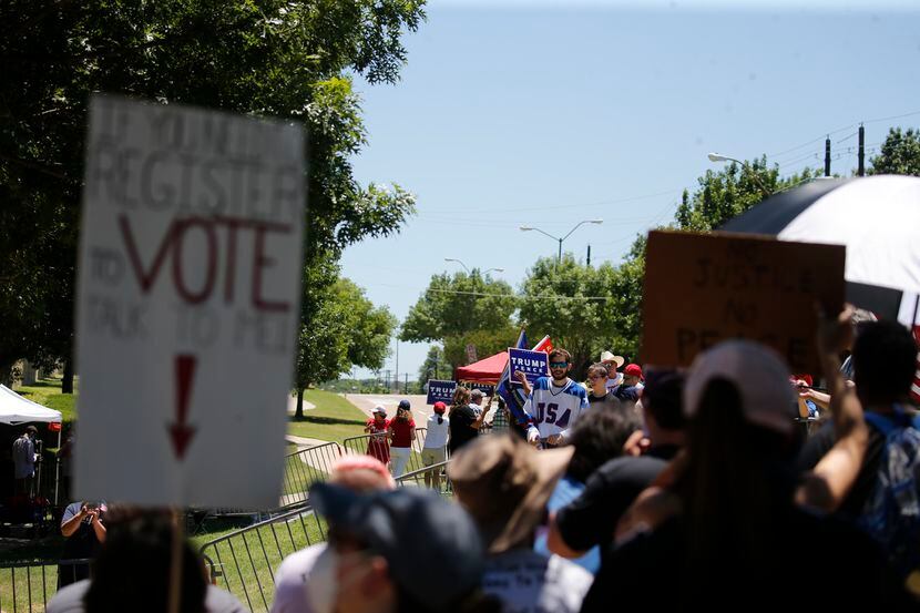 Decenas de manifestantes, a favor y en contra de Donald Trump, llegaron hasta la Gateway...