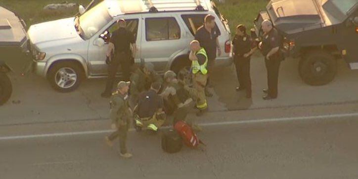 Los agentes de SWAT detuvieron a un sospechoso que se refugió en la autopista 75.
