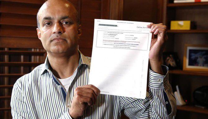 Paritosh Pathak muestra una copia de la factura que recibió por parte de un médico que no es...