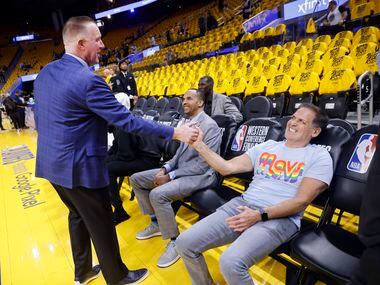 Dallas Mavericks owner Mark Cuban (right) shakes hands with former Golden State Warriors...