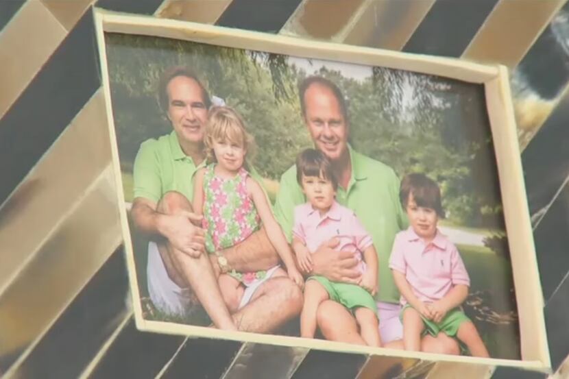 Retrato de la familia de dos padres que acusan a Southwest Airlines de no permitirles...