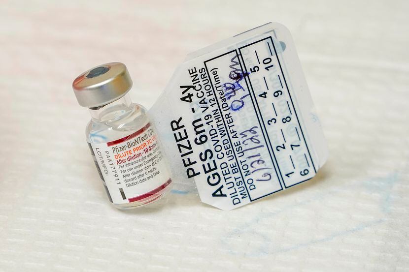 Un frasco con una dosis de la vacuna contra COVID-19 desarrollada por Pfizer para niños de 6...