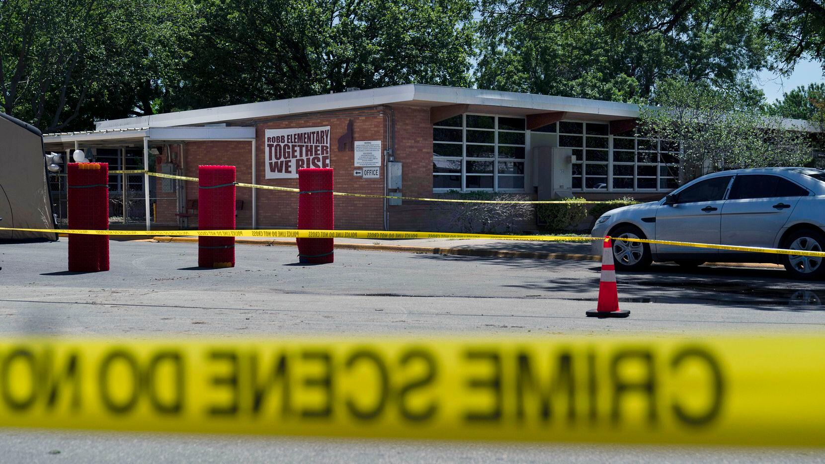 Archivo - Una conta de la policiía rodea la escuela primaria Robb después de un tiroteo el...