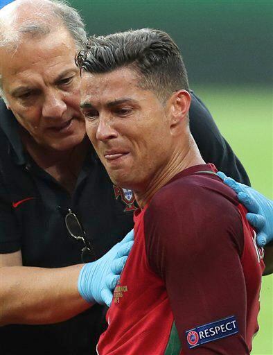 El jugador de Portugal, Cristiano Ronaldo, llora antes de salir lesionado de la final de la...
