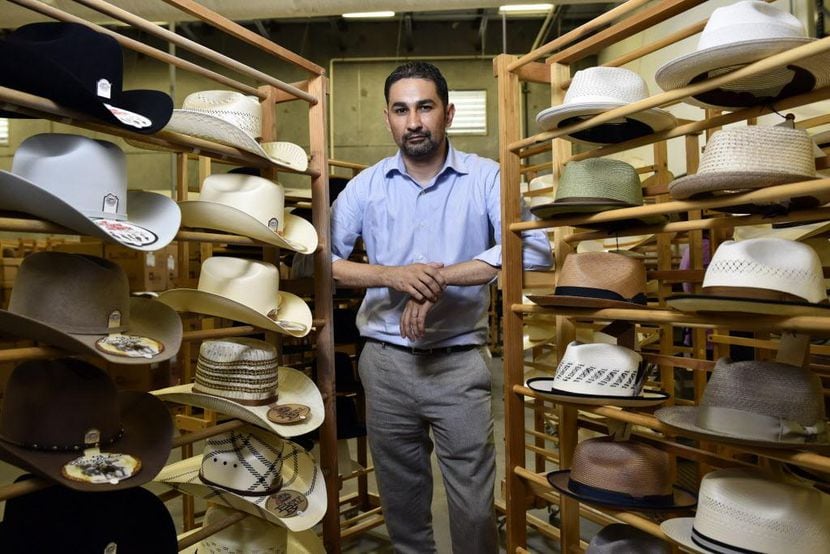 Víctor Cornejo, de 42 años, ha fabricado sombreros para Carlos Santana, los Tigres del...