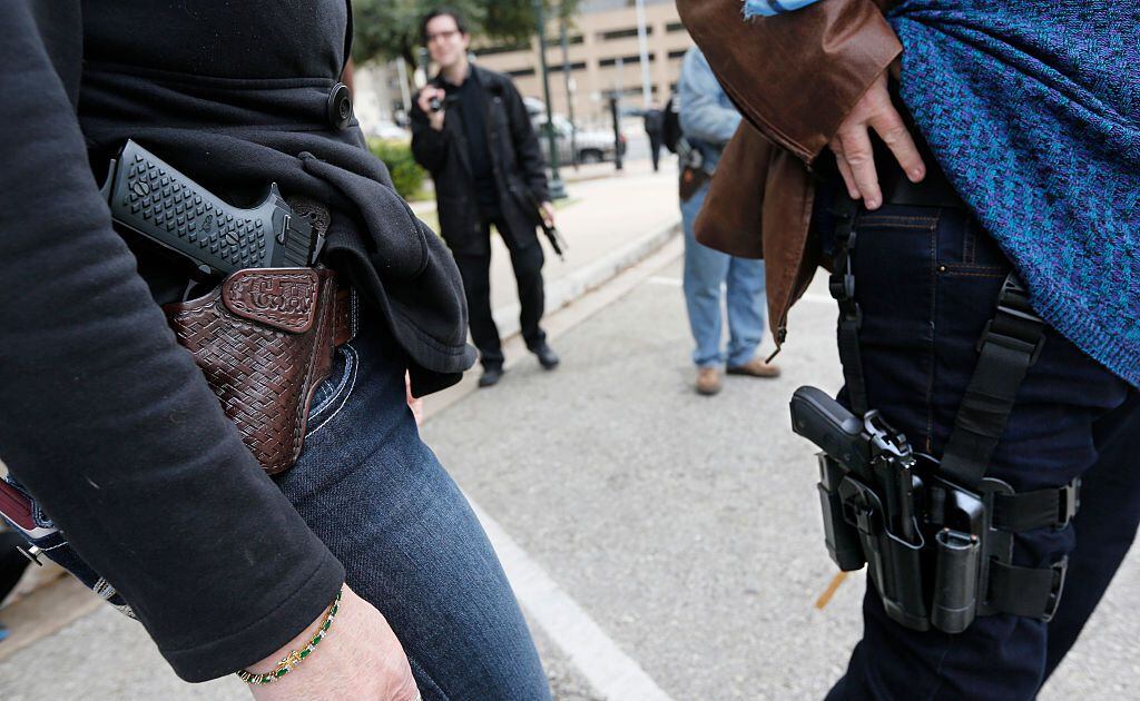 Texas deja de vigilar la ley que prohibe a los adultos menores de 21 portar  armas de fuego