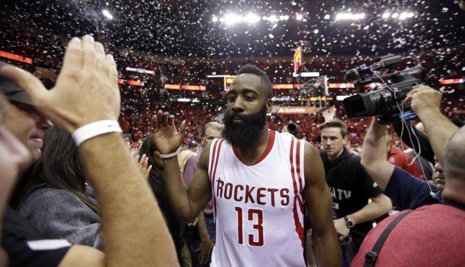 El guardia James Harden (13) y los Rockets eliminaron a los Clippers en siete juegos en...