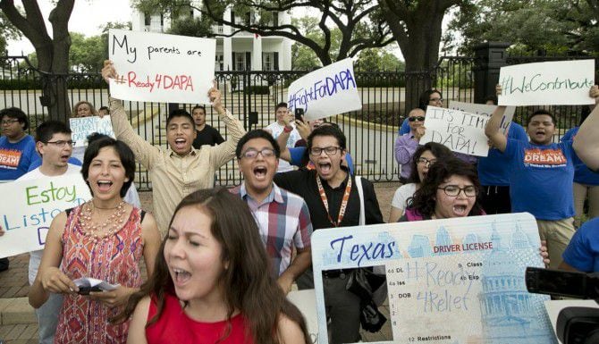Activistas en Austin protestan frente a la mansión del gobernador de Texas, Greg Abbott, por...