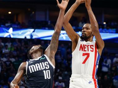 Brooklyn Nets forward Kevin Durant (7) shoots over Dallas Mavericks forward Dorian...