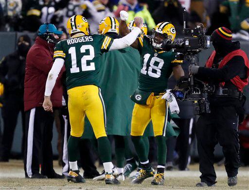 Aaron Rodgers, quarterback de los Packers de Green Bay, celebra con el receptor Randall...