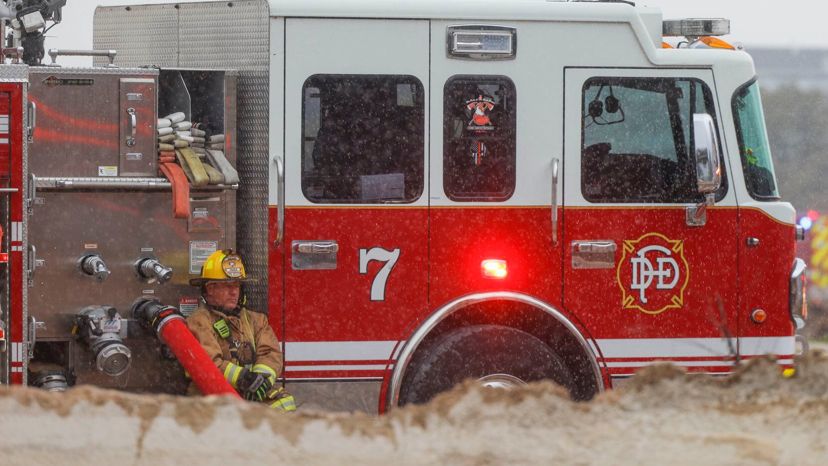 Camiones de Dallas Fire-Rescue atienden un incendio el jueves en el viejo Valley View Mall...