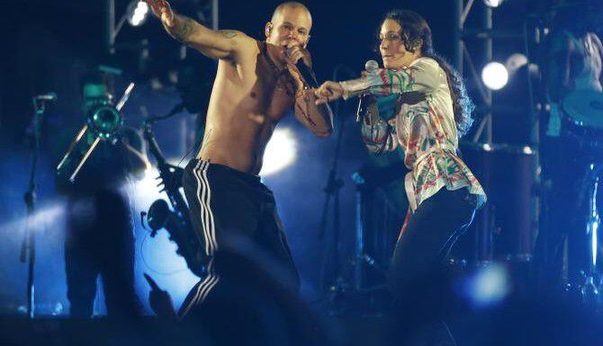 René Pérez (Residente) e Ileana Cabra (PG-13) durante una actuación de Calle 13, la...