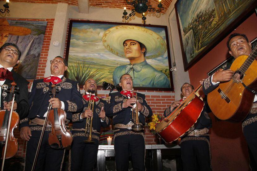 Un mariachi interpreta canciones de Juan Gabriel en el restaurante Tenampa en la Plaza...