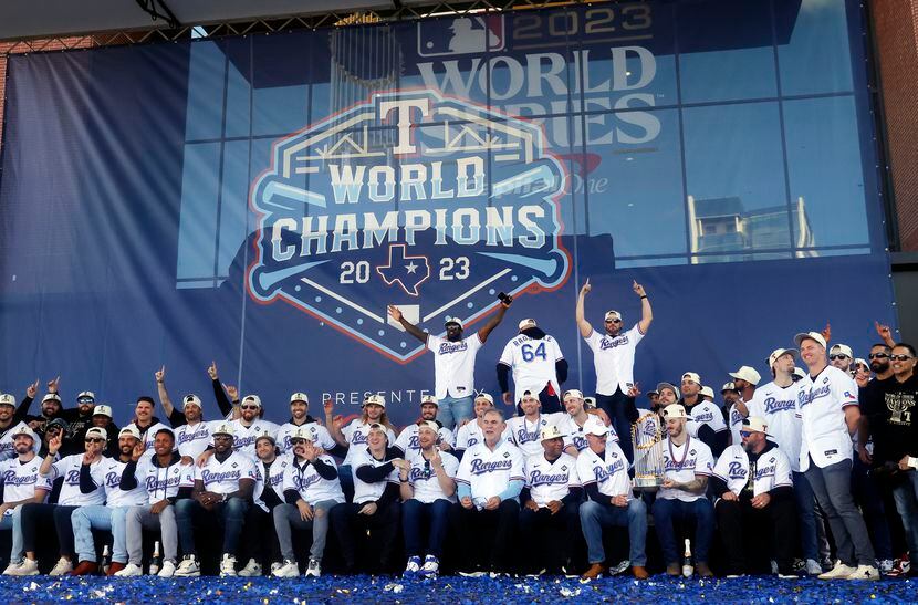 El equipo de los Texas Rangers posa para una fotografía luego del desfile por la victoria en...