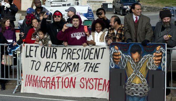 Simpatizantes del presidente Barack Obama muestran su apoyo a los cambios migratorios en...