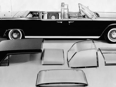 Esta foto de junio de 1961 proporcionada por Ford Motor Co. muestra al presidente.  La limusina Lincoln Continental de John F. Kennedy.
