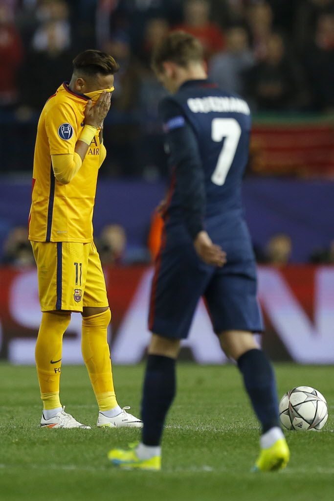 Neymar se lamenta la eliminación del Barcelona.