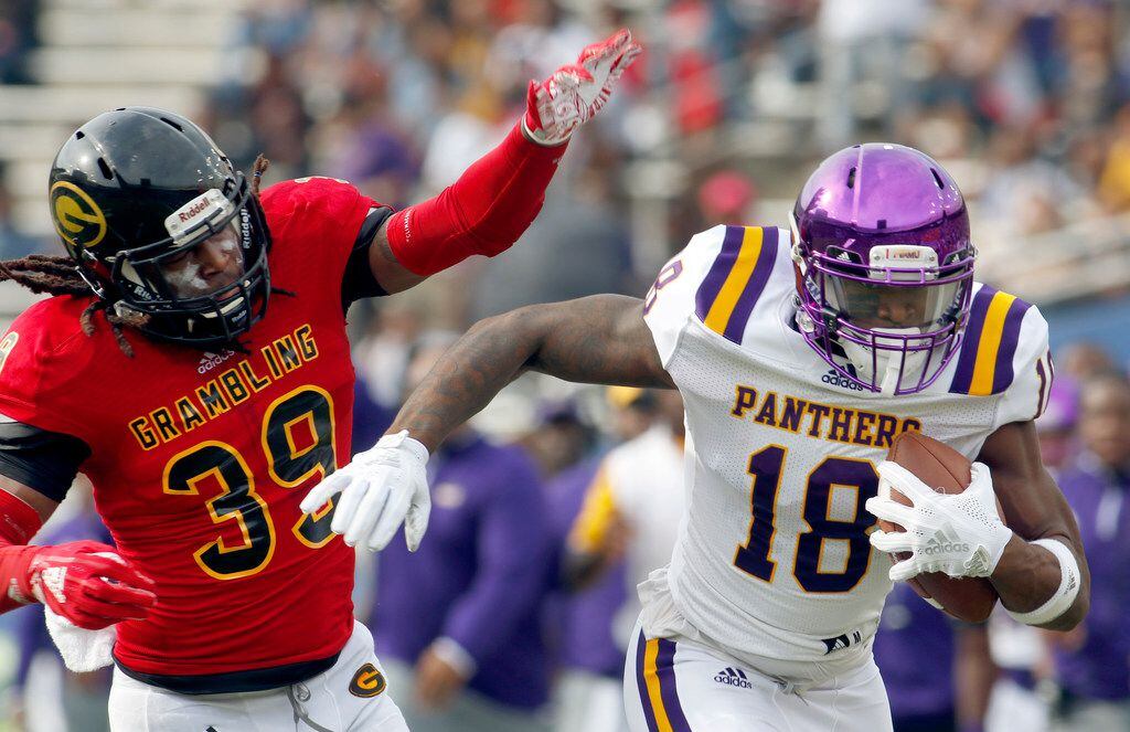Prairie View A&M receiver Markcus Hardy (18) avoids the defensive pursuit of Grambling State...