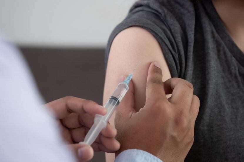 Un adulto se vacuna para protegerse de enfermedades contagiosas.(GETTY IMAGES)
