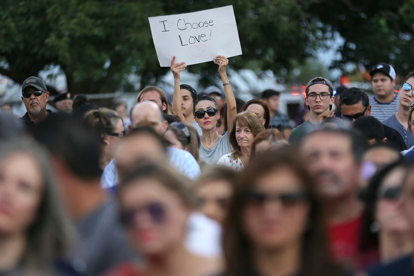 Una persona porta una pancarta con la leyenda "Yo escojo el amor" en una vigilia en El Paso,...