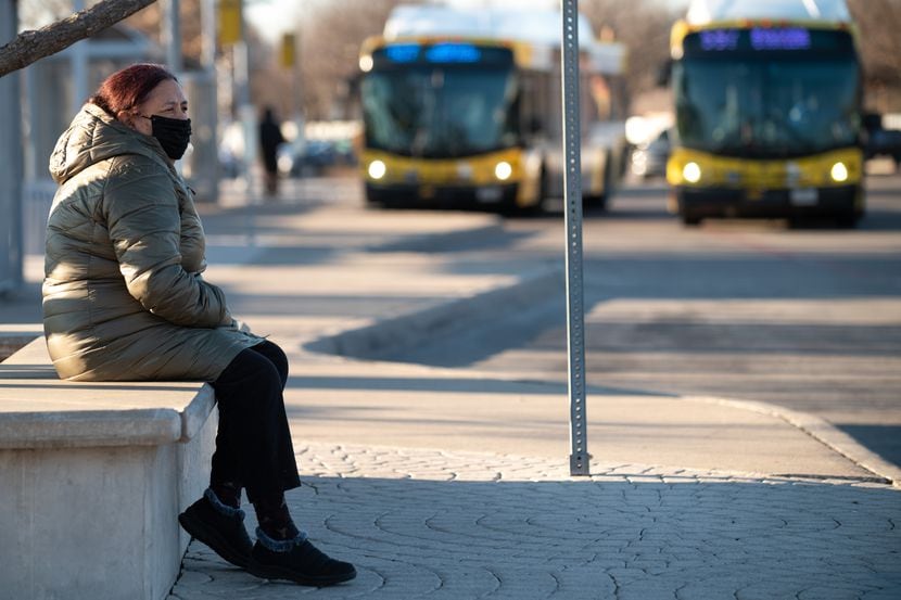 Una mujer espera por un autobús en la estación Buckner de DART en el sur de Dallas. Desde el...