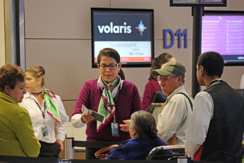 Agentes de Volaris ayudan a los pasajeros de la aerolínea en la Terminal D del Aeropuerto...