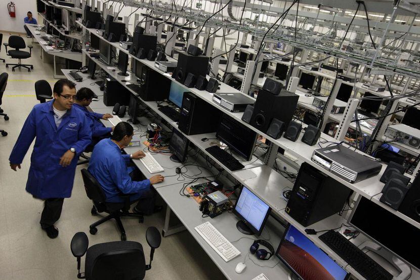 Ingenieros ponen a prueba unos microprocesadores en la Unidad de Investigación de Intel en...
