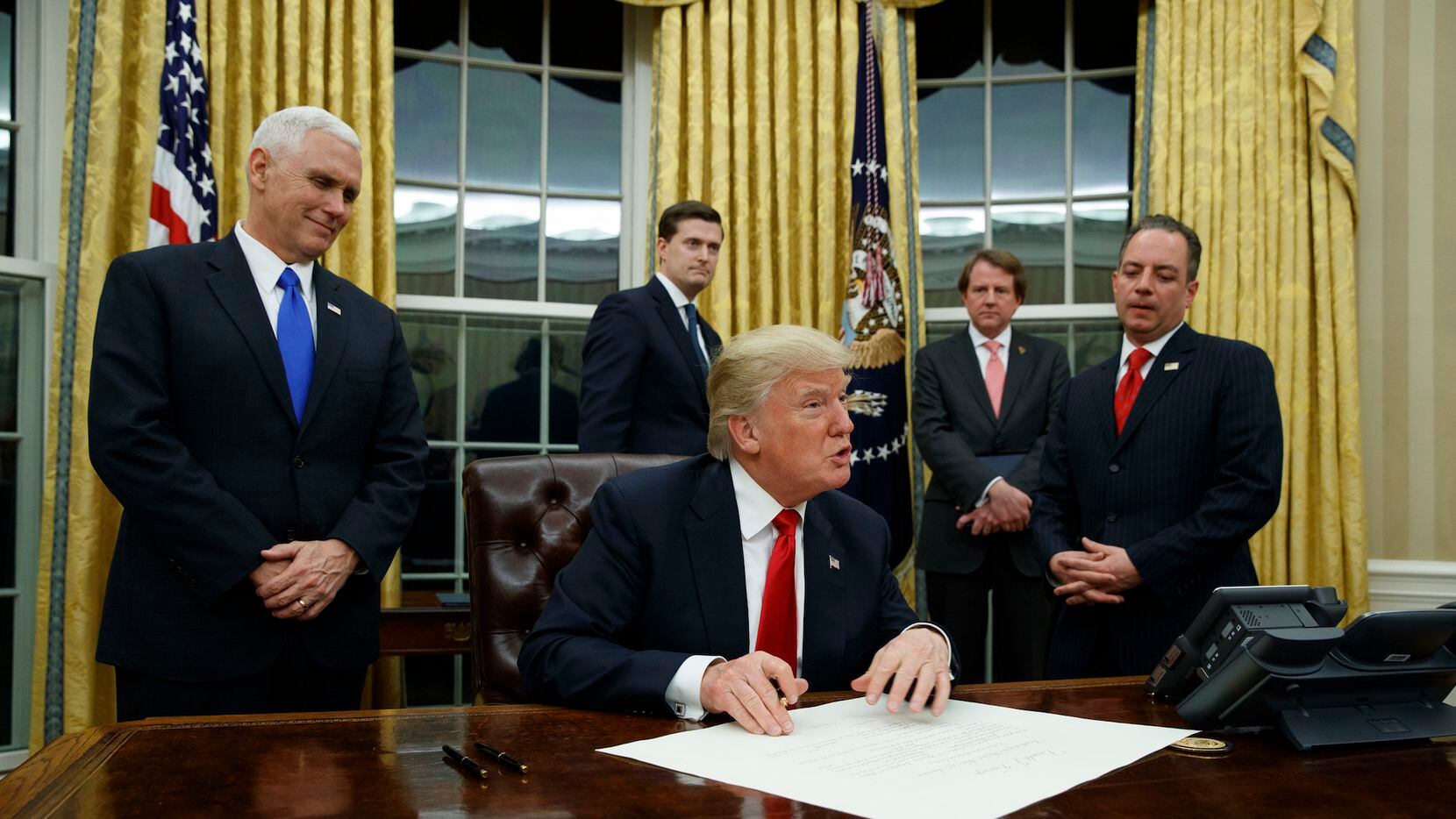 El vicepresidente Mike Pence, a la izquierda, observa el momento en el que el presidente...
