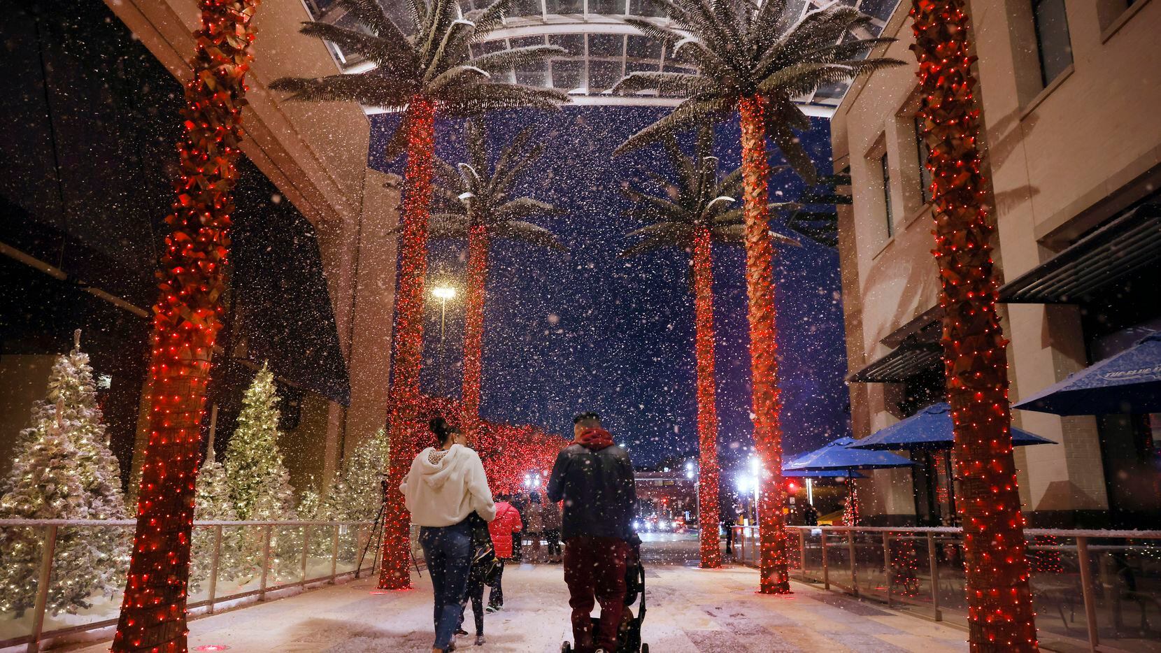 Cae ‘nieve’ en la entrada principal del mall Galleria Dallas en esta