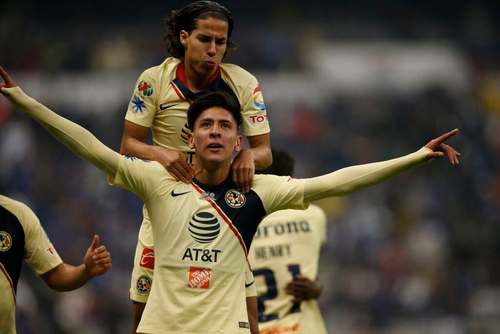 Edson Álvarez celebra su gol para el América en la final del futbol mexicano frente al Cruz...
