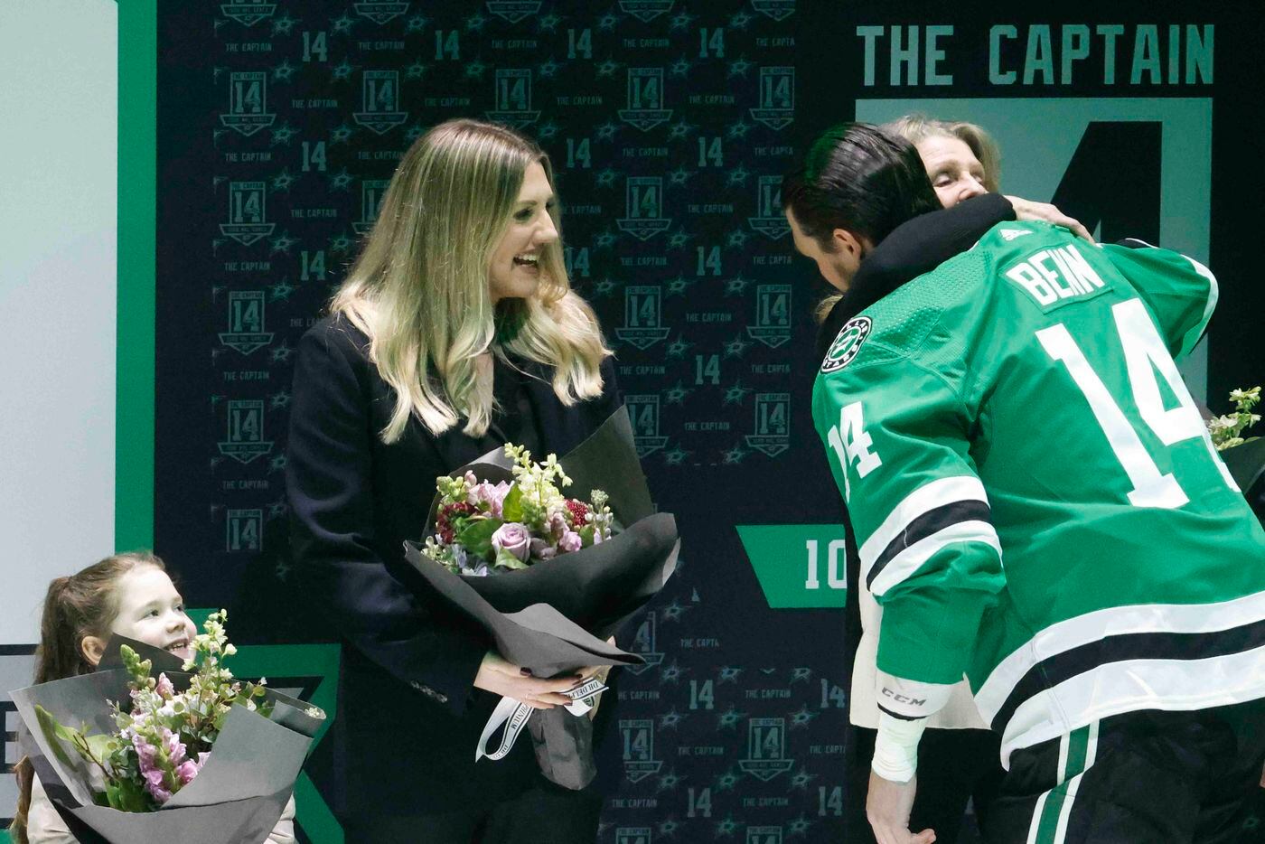 Dallas Stars left wing Jamie Benn (14) hugs his mother, Heather as his sister Jenny (center)...