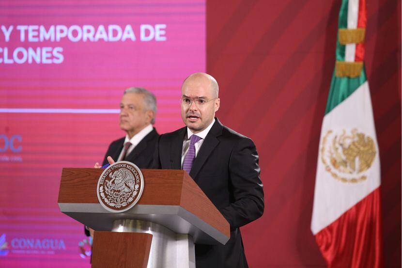Martín Jesús López Obrador, hermano menor del presidente mexicano (foto, detrás), fue...