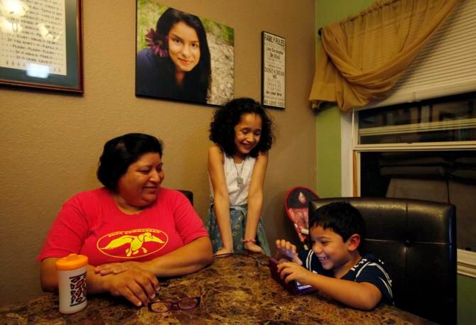 Rachel De León (izq.) habla con sus hijos adoptivos Zanette, de 8 años, y Christian, de 5....
