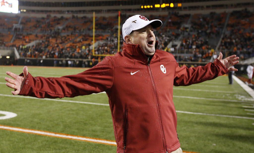 Oklahoma head coach Bob Stoops gestures to his team near the end of an NCAA college football...
