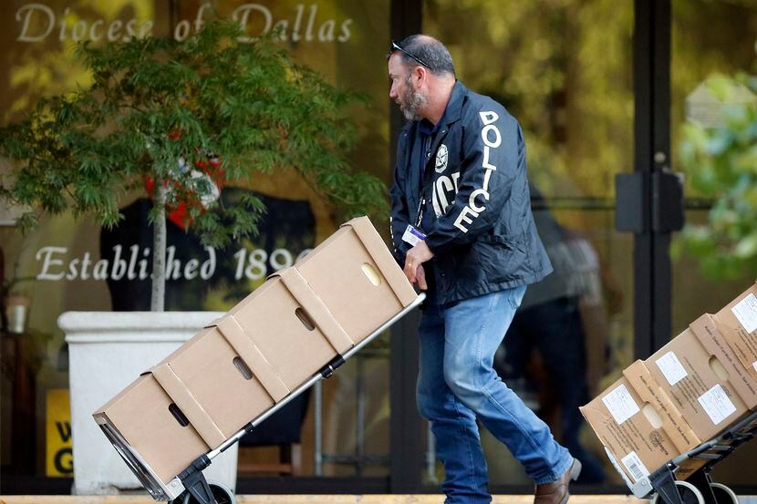 Foto de archivo del 15 de mayo de 2019: La policía de Dallas cargó cajas de archivos de la...