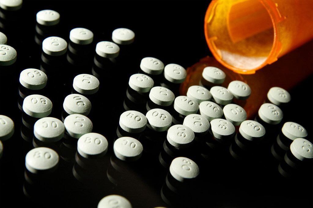 La DEA señaló que los medicamentos falsificados están ampliamente disponibles en las redes...
