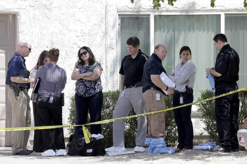 Agentes de policía de Phoenix durante la investigación por el asesinato de tres niños...