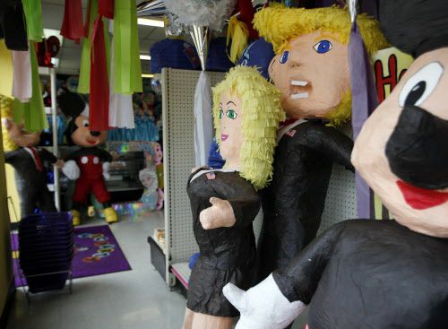 En Dallas también se venden piñata de la candidata Hillary Clinton.
