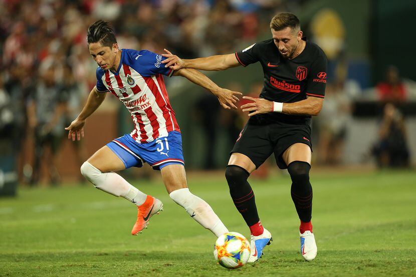 Héctor Herrera y el Atlético de Madrid se enfrentaron a las Chivas el martes por la noche en...