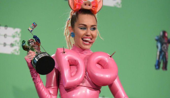 Miley Cyrus recibió críticas por mostrar uno de sus pechos, pero la controversia sorprendió...