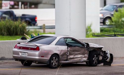Un auto dañado entre la carretera 35 y Hotel Street en Dallas, después de un choque el 8 de...