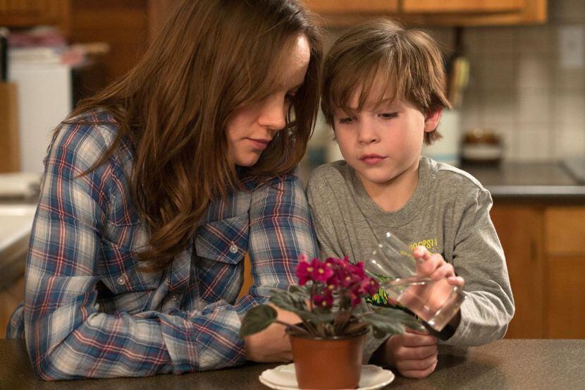 Brie Larson y Jacob Tremblay interpretan a madre e hijo en “Room”. (AP/A24)
