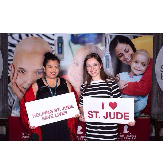Lorena Flores (izquierda) durante una visita al Hospital St. Jude junto a Aidee Salinas./...